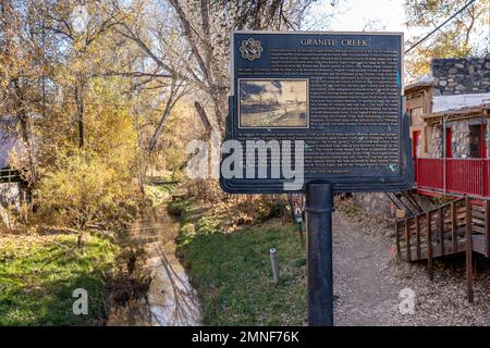 Prescott, AZ - 17. November 2022: Geschichte von Prescott und Granite Creek Schild. Stockfoto