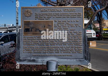 Prescott, Arizona - 17. November 2022: Ein Schild mit der Geschichte der Montezuma Street, auch bekannt als Whiskey Row für die Saloons, die einst die Straße säumten. Stockfoto