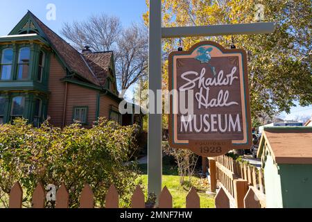 Prescott, AZ - 17. November 2022: Schild vor dem Sharlot Hall Museum, einem Freiluftmuseum und Kulturerbestätte. Stockfoto