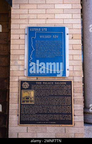 Prescott, Arizona - 17. November 2022: Ein Schild mit der Geschichte der Whiskey Row, benannt nach den Saloons, die einst die Straße säumten, und dem Palace Saloon. Stockfoto