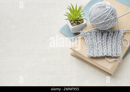 Häkelset mit Garnkopie, Draufsicht. Auflösung und hochwertige Fotos Stockfoto