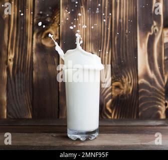 Milch aus Glas gießen. Hochauflösendes Foto Stockfoto