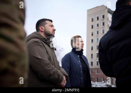 Mykolaiv, Ukraine. 30. Januar 2023. Der ukrainische Präsident Wolodymyr Zelenskyy, die Linke und die dänische Premierministerin Mette Frederiksen, rechts, besichtigen die Gebäude der regionalen Militärverwaltung Mykolaiv, die durch die russischen Angriffe vom 30. Januar 2023 in Mykolaiv, Ukraine, zerstört wurden. Kredit: Ukrainischer Ratsvorsitz/Pressestelle Des Ukrainischen Präsidenten/Alamy Live News Stockfoto