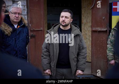 Mykolaiv, Ukraine. 30. Januar 2023. Der ukrainische Präsident Wolodymyr Zelenskyy, Center, wartet darauf, die dänische Premierministerin Mette Frederiksen an der Front zu begrüßen, 30kms von russischen Truppen, 30. Januar 2023 in Mykolaiv, Ukraine. Kredit: Ukrainischer Ratsvorsitz/Pressestelle Des Ukrainischen Präsidenten/Alamy Live News Stockfoto