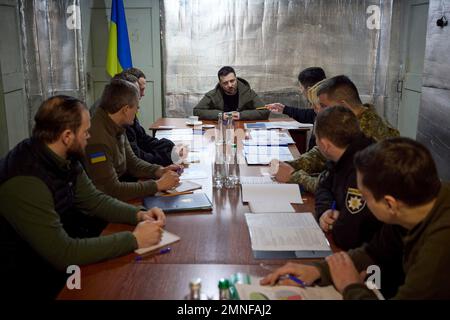 Mykolaiv, Ukraine. 30. Januar 2023. Der ukrainische Präsident Wolodymyr Zelenskyy, Zentrum, hört während einer Einweisung über die Lage in der Schwarzmeerstadt Mykolaiv in der Nähe der Frontlinien 30kms russischer Truppen vom 30. Januar 2023 in Mykolaiv, Ukraine, zu. Kredit: Ukrainischer Ratsvorsitz/Pressestelle Des Ukrainischen Präsidenten/Alamy Live News Stockfoto