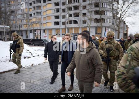 Mykolaiv, Ukraine. 30. Januar 2023. Der ukrainische Präsident Wolodymyr Zelenskyy, Right, und die dänische Premierministerin Mette Frederiksen, Center, besichtigen die Gebäude der regionalen Militärverwaltung Mykolaiv, die durch russische Angriffe vom 30. Januar 2023 in Mykolaiv, Ukraine, zerstört wurden. Kredit: Ukrainischer Ratsvorsitz/Pressestelle Des Ukrainischen Präsidenten/Alamy Live News Stockfoto