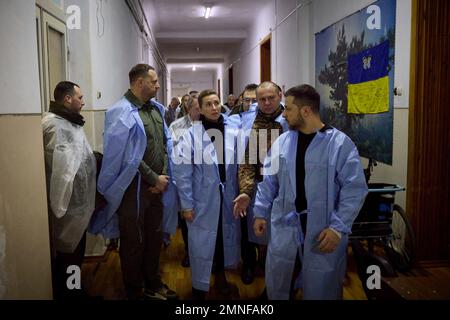 Mykolaiv, Ukraine. 30. Januar 2023. Ukrainischer Präsident Wolodymyr Zelenskyy, rechts, und dänische Premierministerin Mette Frederiksen, Zentrum, besichtigen ein Militärkrankenhaus 30kms von der Front 30. Januar 2023 in Mykolaiv, Ukraine. Kredit: Ukrainischer Ratsvorsitz/Pressestelle Des Ukrainischen Präsidenten/Alamy Live News Stockfoto