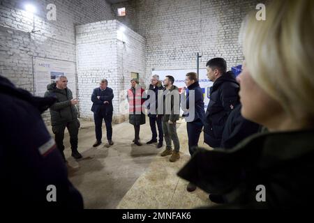 Mykolaiv, Ukraine. 30. Januar 2023. Der ukrainische Präsident Volodymyr Zelenskyy und die dänische Premierministerin Mette Frederiksen, Mitte rechts, sehen ein von Dänemark gespendetes Wasseraufbereitungssystem am 30. Januar 2023 in Mykolaiv, Ukraine. Kredit: Ukrainischer Ratsvorsitz/Pressestelle Des Ukrainischen Präsidenten/Alamy Live News Stockfoto