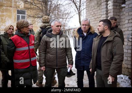 Mykolaiv, Ukraine. 30. Januar 2023. Der ukrainische Präsident Wolodymyr Zelenskyy, richtig, wartet darauf, den dänischen Ministerpräsidenten Mette Frederiksen an der Front zu begrüßen, 30kms von russischen Truppen am 30. Januar 2023 in Mykolaiv, Ukraine. Kredit: Ukrainischer Ratsvorsitz/Pressestelle Des Ukrainischen Präsidenten/Alamy Live News Stockfoto