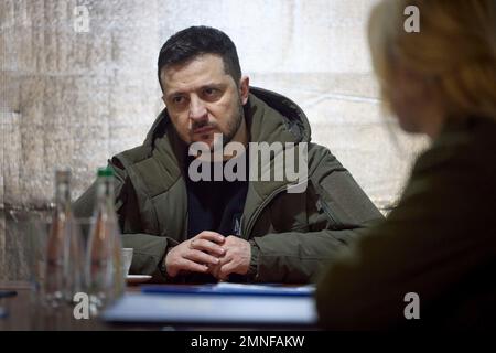 Mykolaiv, Ukraine. 30. Januar 2023. Der ukrainische Präsident Wolodymyr Zelenskyy hört während eines Briefing über die Lage in der Schwarzmeerstadt Mykolaiv in der Nähe der Frontlinien 30kms russische Truppen vom 30. Januar 2023 in Mykolaiv, Ukraine. Kredit: Ukrainischer Ratsvorsitz/Pressestelle Des Ukrainischen Präsidenten/Alamy Live News Stockfoto