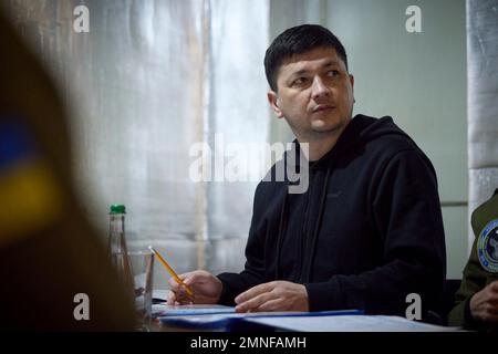 Mykolaiv, Ukraine. 30. Januar 2023. Der Gouverneur von Oblast Vitaliy Kim Mykolaiv hört während eines Briefing mit dem ukrainischen Präsidenten Wolodymyr Zelenskyy an der Front 30kms von russischen Truppen am 30. Januar 2023 in Mykolaiv, Ukraine, zu. Kredit: Ukrainischer Ratsvorsitz/Pressestelle Des Ukrainischen Präsidenten/Alamy Live News Stockfoto