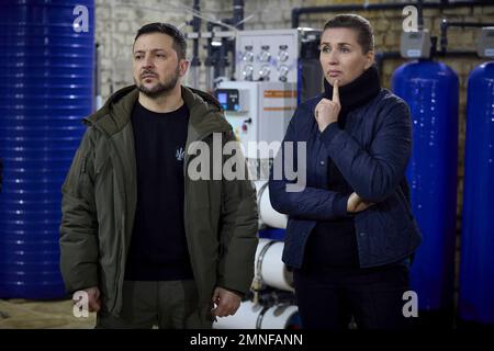 Mykolaiv, Ukraine. 30. Januar 2023. Der ukrainische Präsident Volodymyr Zelenskyy und die dänische Premierministerin Mette Frederiksen sehen ein von Dänemark gespendetes Wasseraufbereitungssystem am 30. Januar 2023 in Mykolaiv, Ukraine. Kredit: Ukrainischer Ratsvorsitz/Pressestelle Des Ukrainischen Präsidenten/Alamy Live News Stockfoto