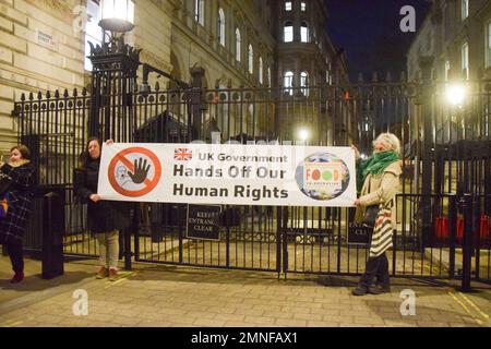 London, Großbritannien. 30. Januar 2023 Mitglieder verschiedener Gewerkschaften und Unterstützer veranstalteten eine Kundgebung außerhalb der Downing Street, um gegen die neuen Gesetze der britischen Regierung zu protestieren, die Streiks und Proteste im Vereinigten Königreich einschränken sollen. Kredit: Vuk Valcic/Alamy Live News. Stockfoto