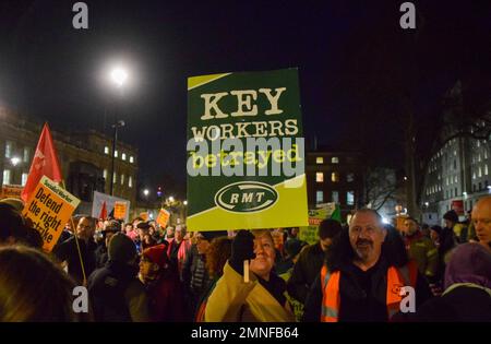 London, Großbritannien. 30. Januar 2023 Mitglieder verschiedener Gewerkschaften und Unterstützer veranstalteten eine Kundgebung außerhalb der Downing Street, um gegen die neuen Gesetze der britischen Regierung zu protestieren, die Streiks und Proteste im Vereinigten Königreich einschränken sollen. Kredit: Vuk Valcic/Alamy Live News. Stockfoto