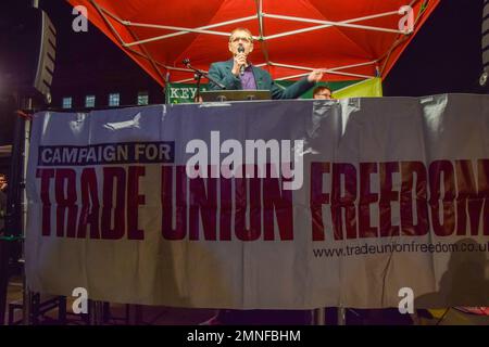 London, Großbritannien. 30. Januar 2023 John Leach, Assistant General Secretary of RMT, hält eine Rede. Mitglieder verschiedener Gewerkschaften und Unterstützer veranstalteten eine Kundgebung außerhalb der Downing Street, um gegen die neuen Gesetze der britischen Regierung zu protestieren, die Streiks und Proteste im Vereinigten Königreich einschränken sollen. Kredit: Vuk Valcic/Alamy Live News. Stockfoto