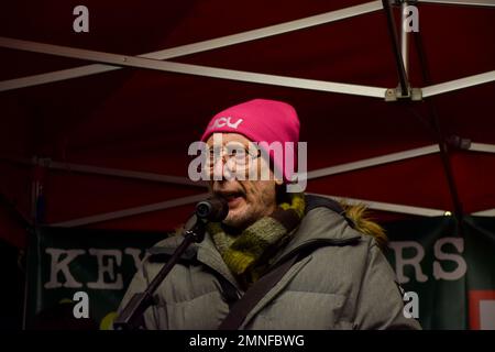 London, Großbritannien. 30. Januar 2023 Autor Michael Rosen hält eine Rede. Mitglieder verschiedener Gewerkschaften und Unterstützer veranstalteten eine Kundgebung außerhalb der Downing Street, um gegen die neuen Gesetze der britischen Regierung zu protestieren, die Streiks und Proteste im Vereinigten Königreich einschränken sollen. Kredit: Vuk Valcic/Alamy Live News. Stockfoto