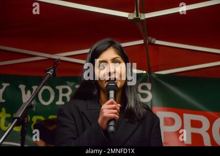 London, Großbritannien. 30. Januar 2023 Der Labour-Abgeordnete Zarah Sultana hält eine Rede. Mitglieder verschiedener Gewerkschaften und Unterstützer veranstalteten eine Kundgebung außerhalb der Downing Street, um gegen die neuen Gesetze der britischen Regierung zu protestieren, die Streiks und Proteste im Vereinigten Königreich einschränken sollen. Kredit: Vuk Valcic/Alamy Live News. Stockfoto