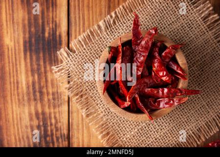 Chile de Arbol. Dieses starke mexikanische Chili kann frisch, pulverisiert oder getrocknet für die Salsa-Zubereitung und eine Vielzahl mexikanischer Gerichte verwendet werden. Stockfoto