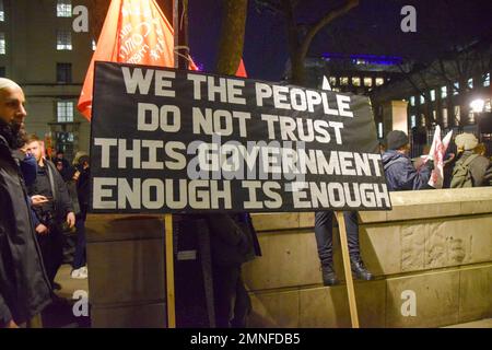 London, Großbritannien. 30. Januar 2023 Mitglieder verschiedener Gewerkschaften und Unterstützer veranstalteten eine Kundgebung außerhalb der Downing Street, um gegen die neuen Gesetze der britischen Regierung zu protestieren, die Streiks und Proteste im Vereinigten Königreich einschränken sollen. Kredit: Vuk Valcic/Alamy Live News. Stockfoto