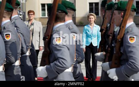 German Defense Minister Ursula von der Leyen, right, welcomes the Defense Minister of Australia, Marise Payne, left, with military honors for a meeting in Berlin, Germany, Sunday, April 22, 2018. (AP Photo/Michael Sohn)