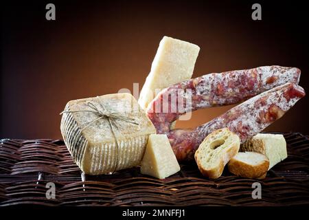 Typisch italienische Vorspeise. Auswahl an Käse und Salami Aufschnitt auf rustikalem Holztisch. Snacks für Wein. Stockfoto