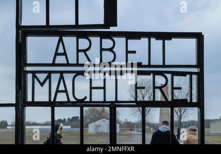 Schriftzug Arbeit macht frei (Arbeit macht Sie frei) im Eingangsgebäude zum Gefangenenlager Tower A, Konzentrationslager Sachsenhausen Memorial Stockfoto