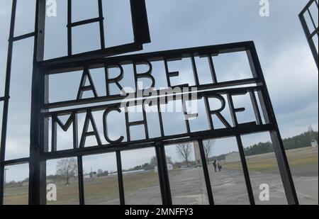 Schriftzug Arbeit macht frei (Arbeit macht Sie frei) im Eingangsgebäude zum Gefangenenlager Tower A, Konzentrationslager Sachsenhausen Memorial Stockfoto