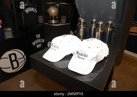 New York, USA. 30. Januar 2023. Atmosphäre in der Modelo and Brooklyn Nets Hall of Fame Pop-up-Galerie und Sneaker-Event im Barclay's Center in New York, NY, am 30. Januar 2023. (Foto: Efren Landaos/Sipa USA) Guthaben: SIPA USA/Alamy Live News Stockfoto