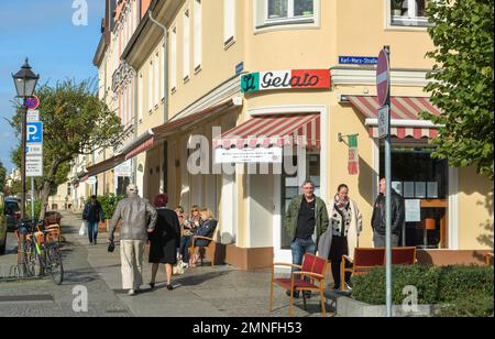 Passanten, Karl-Marx-Straße, Neuruppin, Ostprignitz-Ruppin, Brandenburg, Deutschland Stockfoto