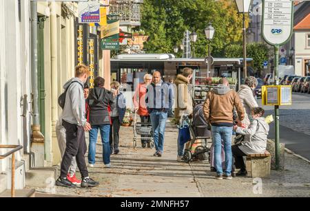 Passanten, Karl-Marx-Straße, Neuruppin, Ostprignitz-Ruppin, Brandenburg, Deutschland Stockfoto
