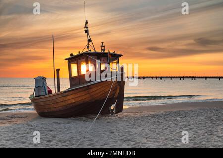 Fischerboot am Strand von Ahlbeck, Usedom, Mecklenburg-Vorpommern, Deutschland, Ahlbeck, Mecklenburg Vorpommern Stockfoto