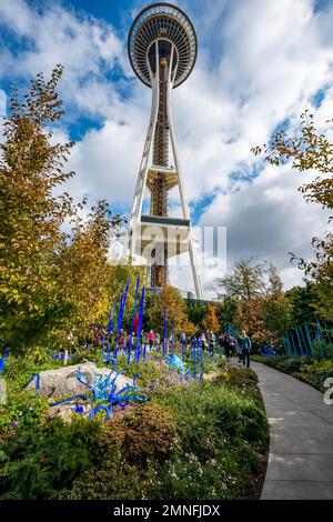 Skulpturengarten mit bunten Glaskunstwerken von Dale Chihuly, Chihuly Garden and Glass, mit Space Needle, im Herbst, Seattle, Washington, USA Stockfoto