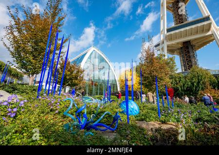 Skulpturengarten mit bunten Glaskunstwerken von Dale Chihuly, Chihuly Garden and Glass im Herbst in Seattle, Washington, USA Stockfoto