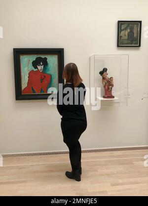 Junge Frau, die sich das Bild des Tänzers Alexander Sacharoff ansieht, von Alexej von Jawlensky, Künstlergruppe der Blaue Reiter, Staedtische Stockfoto