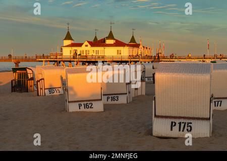 Pier und Liegestühle am Strand von Ahlbeck, Usedom, Mecklenburg-Vorpommern, Deutschland, Ahlbeck, Mecklenburg Vorpommern, Deutschland Stockfoto