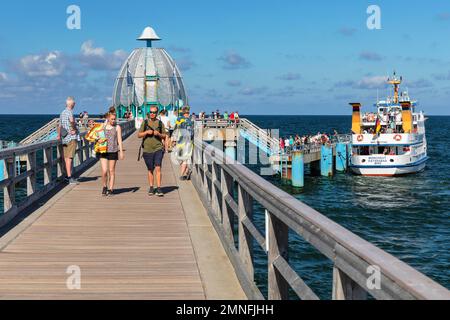 Sellin Pier mit Tauchglocke und Ausflugsboot, Insel Rügen, Mecklenburg-Vorpommern, Deutschland, Sellin, Mecklenburg Vorpommern, Deutschland Stockfoto