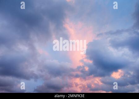 Gebrochene Wolken am Morgenhimmel Stockfoto