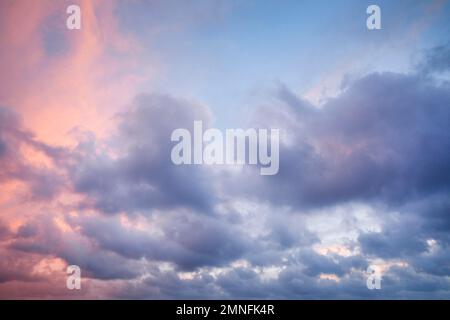 Gebrochene Wolken am Morgenhimmel Stockfoto