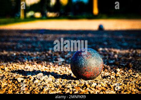 Petanque (Boule) Kugel auf Kies Stockfoto