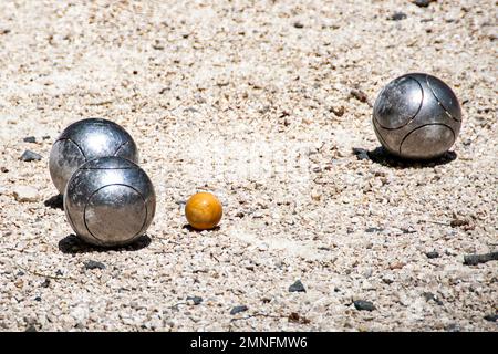 Petanque (Boule)-Bälle auf weißem Kies Stockfoto