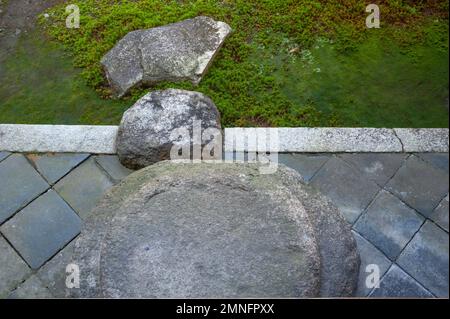 Eine Reihe von Steinen führt hinunter zum Garten des Kenninji Tempels in Kyoto, Japan. Stockfoto