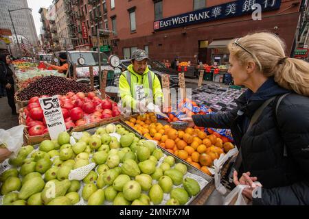 Gemüsespaß in Chinatown, New York City, USA Stockfoto