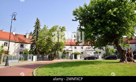 Warschau, Polen. 19. Juni 2022 Stary Zoliborz ist eine Art friedliche Enklave und eine Mischung aus kleinen architektonischen Wundern. Funktionalität, Ästhetik und Stockfoto