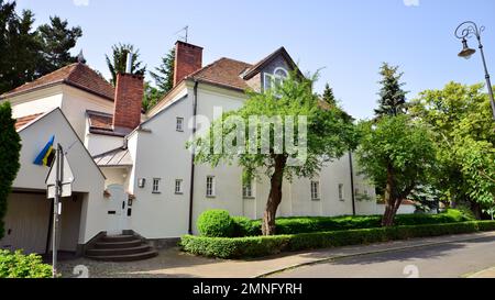 Warschau, Polen. 19. Juni 2022 Stary Zoliborz ist eine Art friedliche Enklave und eine Mischung aus kleinen architektonischen Wundern. Funktionalität, Ästhetik und Stockfoto