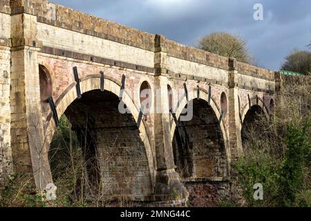 Marple Aquaduct ist das höchste in Großbritannien und führt den Peak Forest Kanal über den Fluss Goyt. 1995-99 erbaut und entworfen von Benjamin Outram Stockfoto