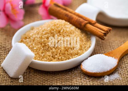 Raffinierter Weißzucker und brauner Zucker Demerara Mauritius und Zimt Stockfoto