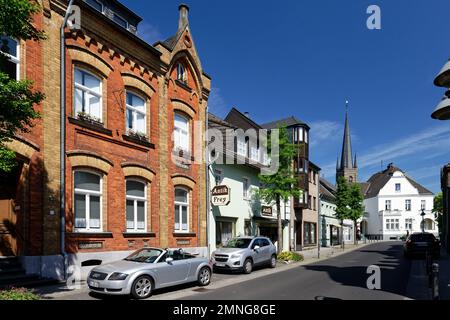 Bedburg, Deutschland Mai 11 2022: Hauptstraße der Kleinstadt bedburg mit der Kirche St. lambertus im Hintergrund Stockfoto