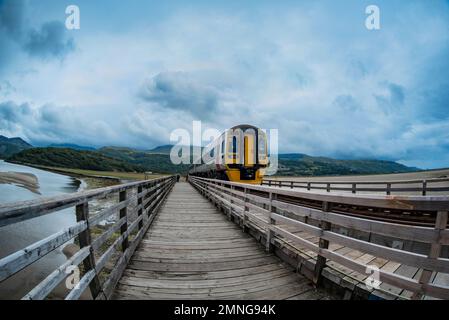 Barmouth Bridge mit einem walisischen Zug vorbei, Barmouth, Wales Stockfoto