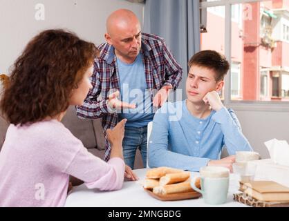 Teenager, der den vertagenden Eltern zuhört Stockfoto