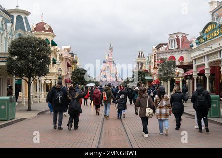 Disneyland Paris Castle, Dornröschenschloss. Fantasyland im Disneyland Park Families Walking im Winter im Disneyland Park in Paris. Winterwetter Stockfoto